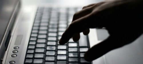 Klavyede yazı yazan bir kişinin eli.