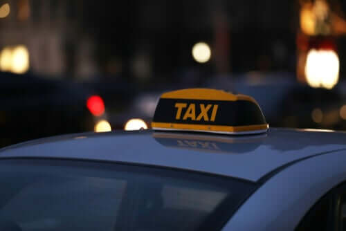 taksi işareti olan sarı taksi ve en stresli 10 meslek