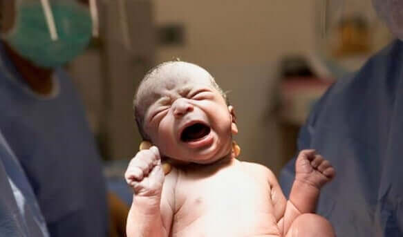 Yeni doğan bebek ağlıyor