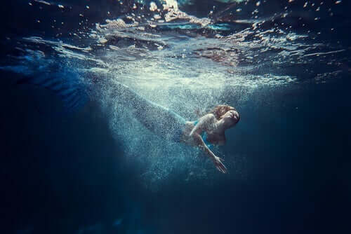 Deniz kızı yüzerken