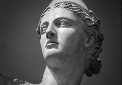 Tanrıça Artemis'in yüzünün bir heykeli.