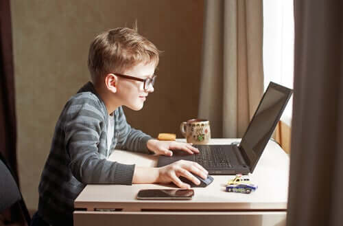 bilgisayar başındaki bir çocuk