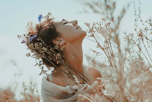 Saçında çiçekler olan bir kadın.