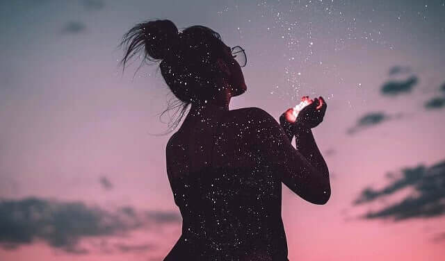 ellerinde ışık tutan bir kız