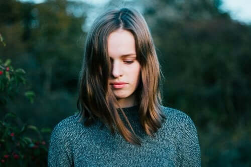 Açık havada tek başına duran bir kadın.