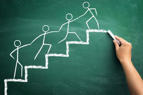 merdivenden çıkarken birbirine yardım eden insanlar