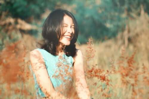 Mutlu görünen bir kadın.