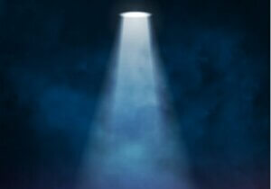 Spot Işığı Etkisi: Neden Herkes Size Bakıyor Gibi Görünür