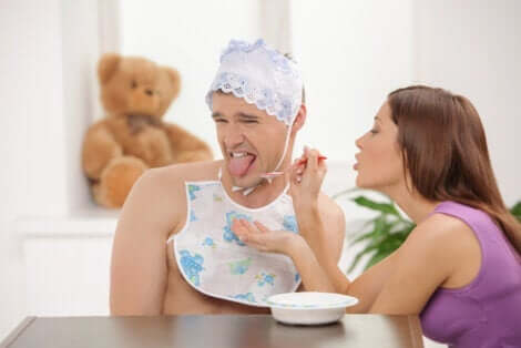 mama yiyen yetişkin erkek