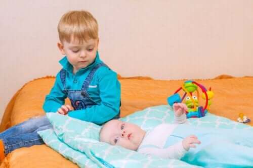 Bir bebeği kıskanan bir oğlan çocuğu.