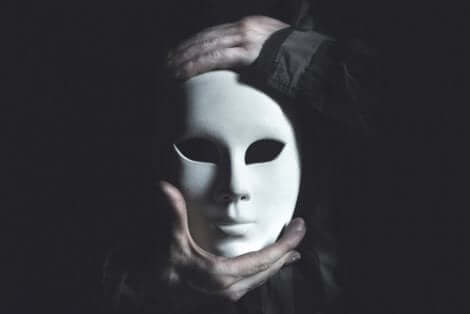 beyaz maske ve maske takmak