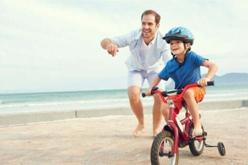 Oğluna bisiklet sürmeyi öğreten bir baba.