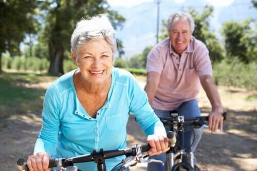 Bisikletli yaşlı çift