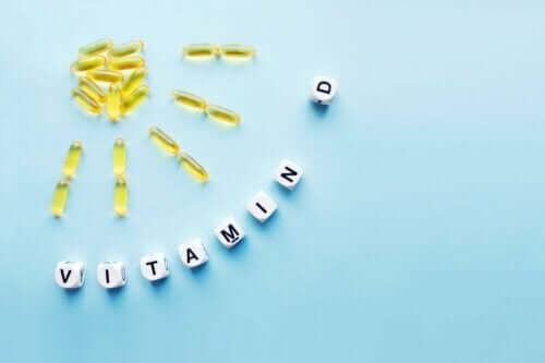Bir masada duran pek çok D vitamini kapsülü.