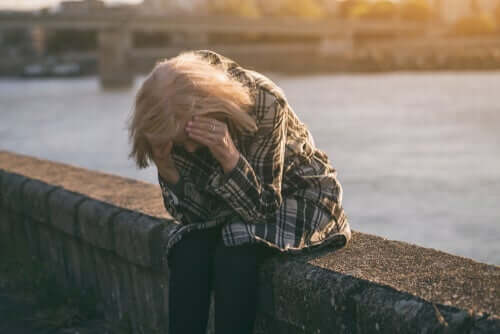 Endişeli görünen bir kadın.