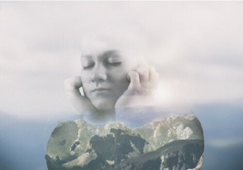 Gözleri kapalı olan bir kadın.