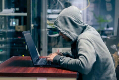 bilgisayar başında çalışan hacker