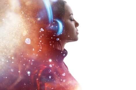 Müzik dinleyen kadın