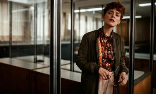 Olaylara şüpheci yaklaşan bir kadın.