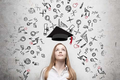 Bilgiyi öğrenmeye çalışan kız