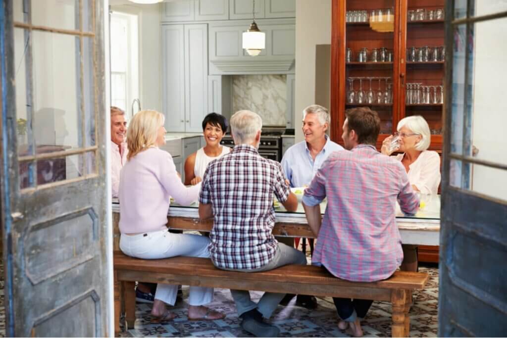 birlikte oturan arkadaşlar