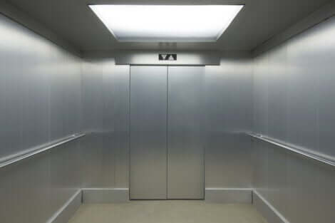 boş gri asansör ve asansör fobisi