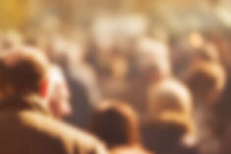 bulanık görünen bir grup insan