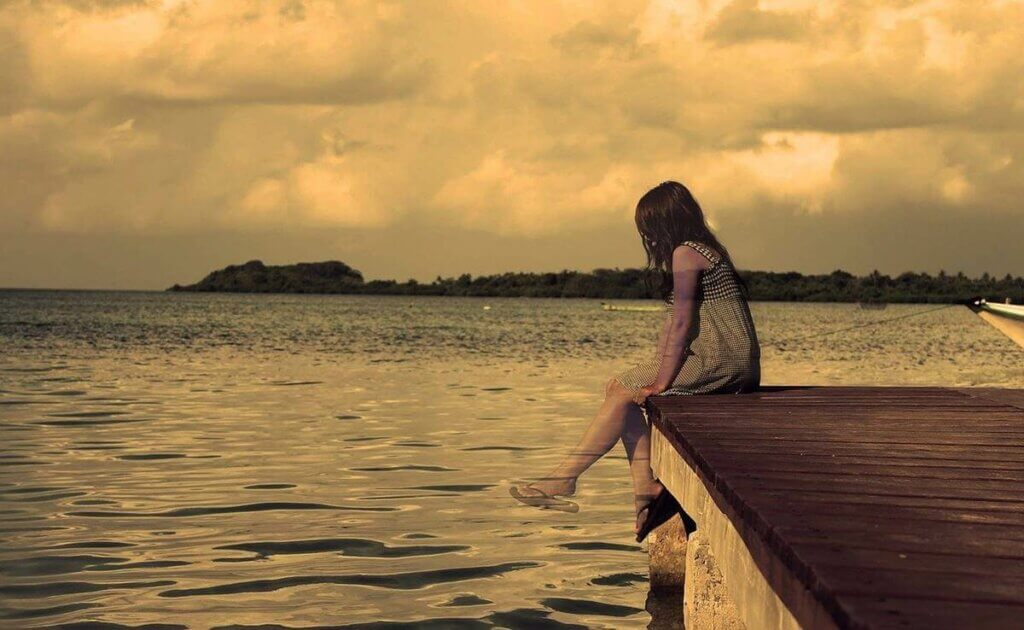 deniz kenarında oturan bir kız