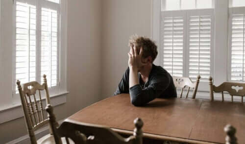 düşünceli adam masa başında bekliyor ve kriz yorgunluğu