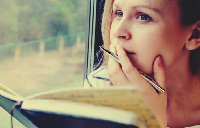 elinde kitapla çalışan bir kız