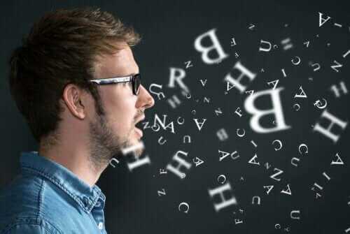 gözlüklü erkek ve arkada beliren harfler ve insanlar neden kendi kendilerine konuşur