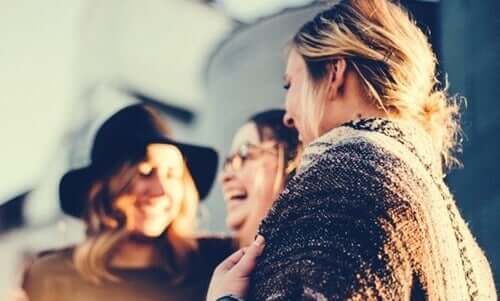 Birlikte gülen kadın arkadaş grubu