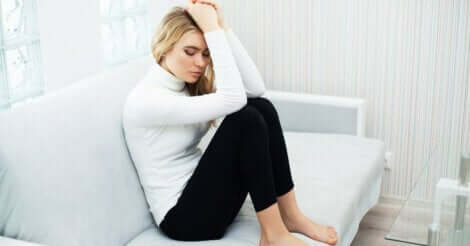 koltukta oturan endişeli kadın