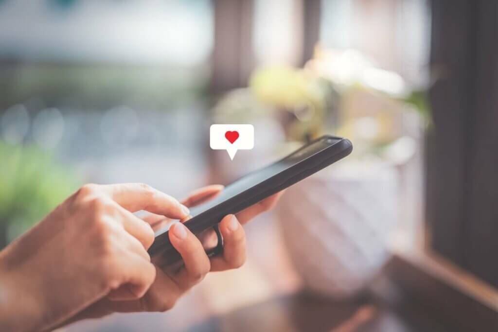 sosyal ağlara bakan bir kadın