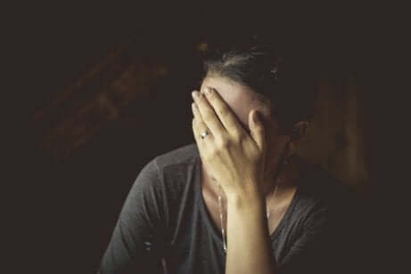 travma yaşayan kadın yüzünü kapatıyor