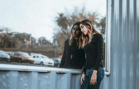 üzgün kadın pencereye yaslanmış