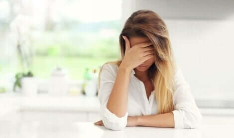 üzgün kadın ve çocuklarını psikolojik olarak taciz eden ebeveynler