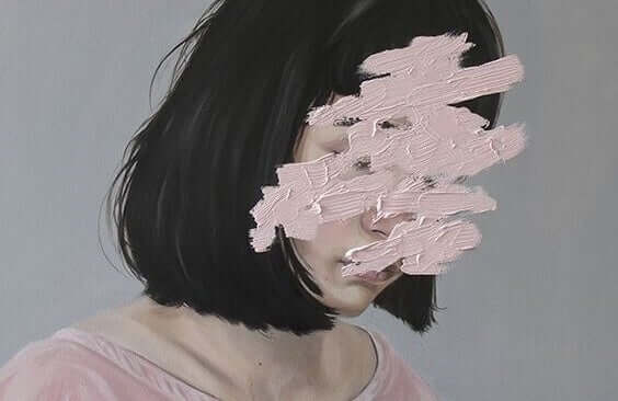 yüzü silinmis bir kadin