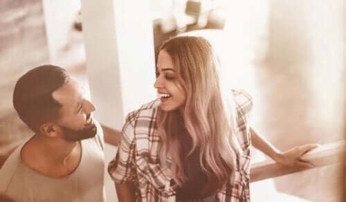 Birbirleri ile konuşan iki kişi.