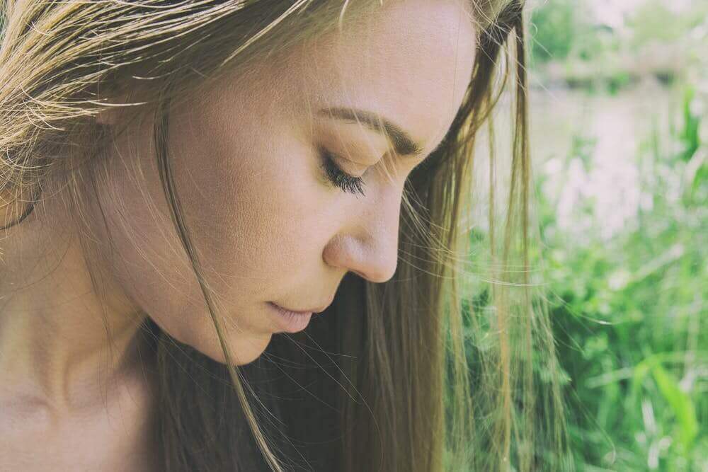 Yere doğru bakan üzgün kadın