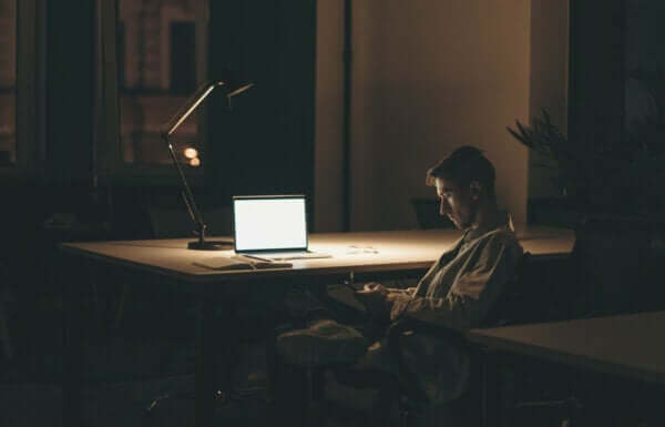 Tek başına daha keyifli olan adam.