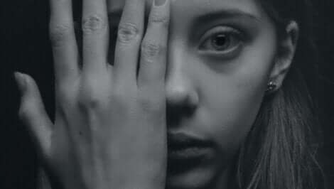 yüzünün yarısını eliyle kapatmış kadın ve kusurlarınızı kabul etmek