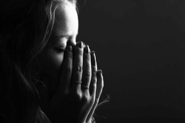 Sevilen birinin kaybı sonrası ağlayan insan.