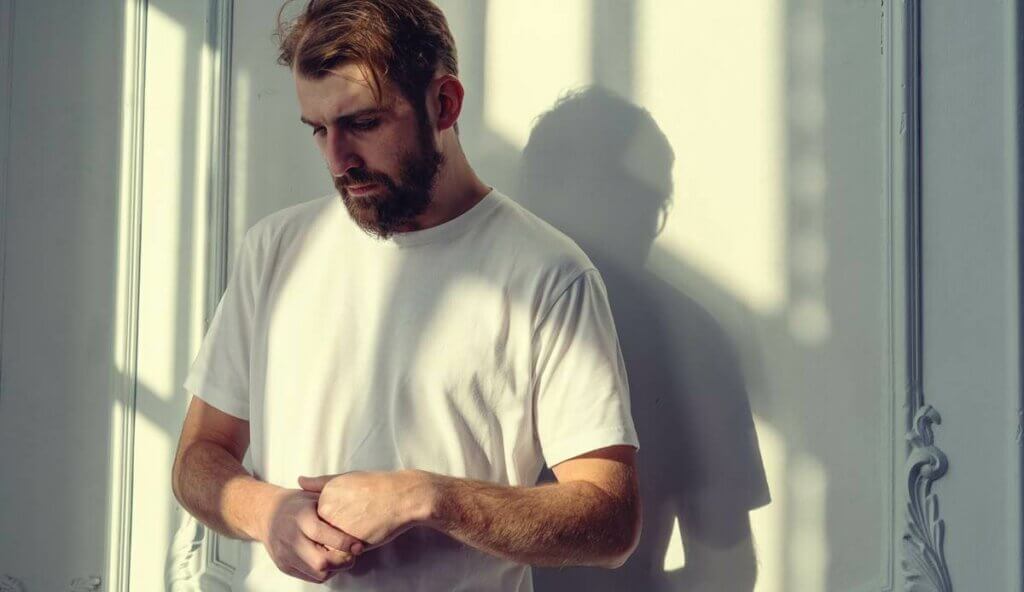 beyaz tişörtlü adam düşünüyor