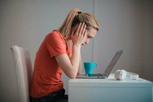 iş yerindeli çatışmalar: bilgisayar başında stresli oturan kadın