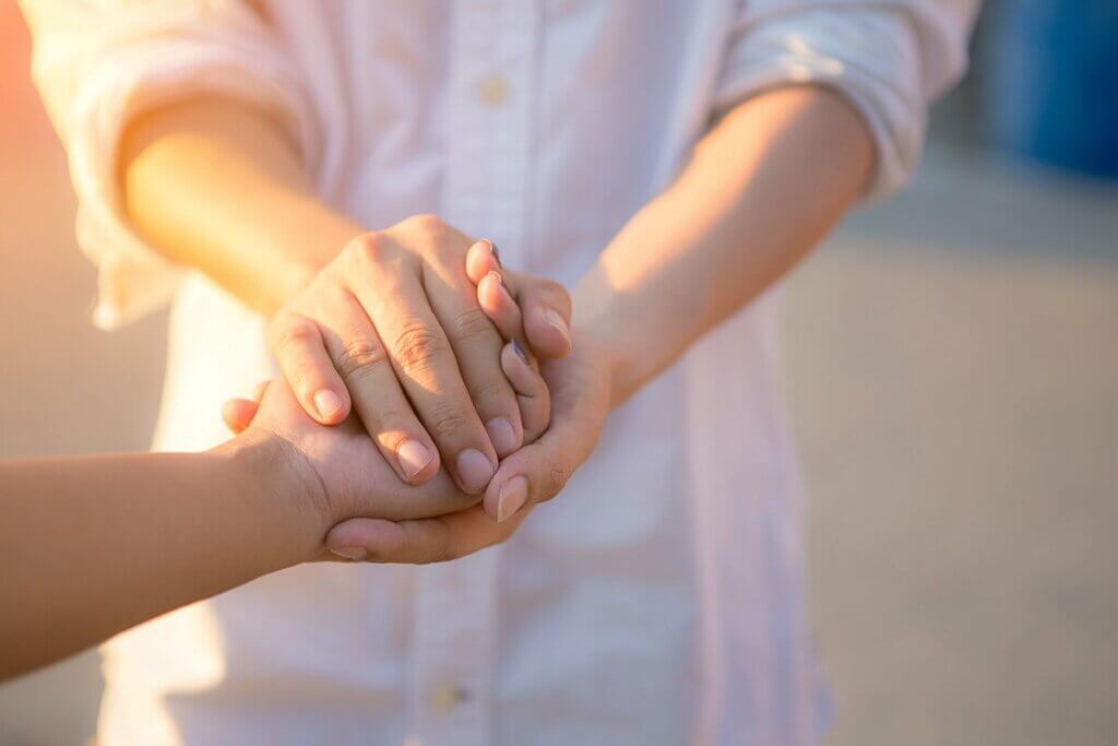 diğerine yardım eden bir kişi