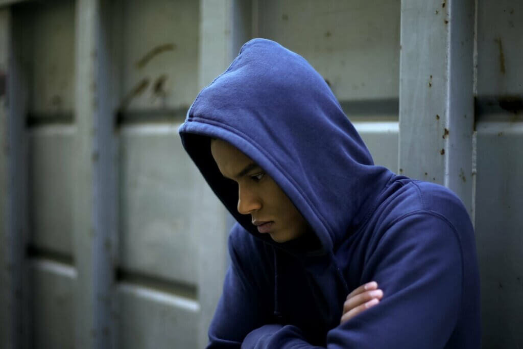 kapüşonlu çocuk düşünüyor