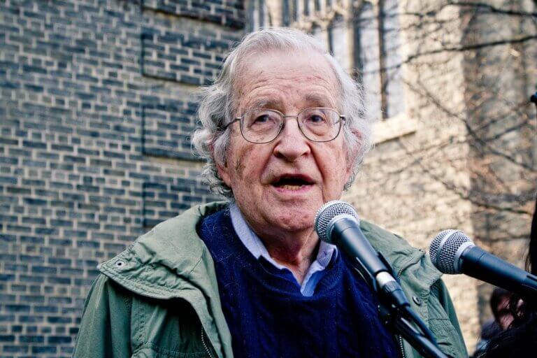 Noam Chomsky: Parlak Bir Zihnin Biyografisi