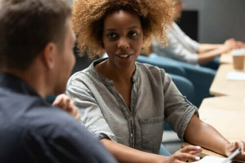 Diyaloglarda normal davranmak nasıl gerçekleşecek?