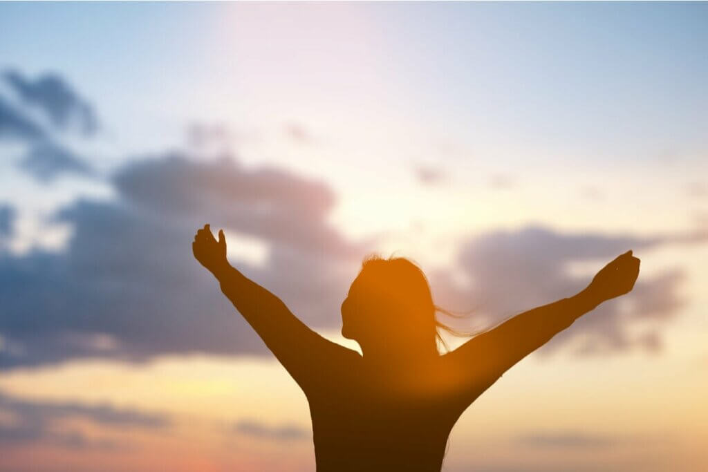 kollarını açan bir kadın